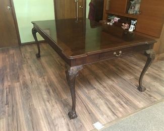 Henredon Dining Table with two leafs