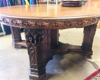 Beautiful antique round table perfect condition  with carved legs comes with leaves