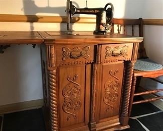 Rare Minnesota A sewing machine and cabinet (off site)