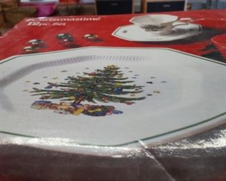 3 boxes of fChristmas Plates/12 piece set each