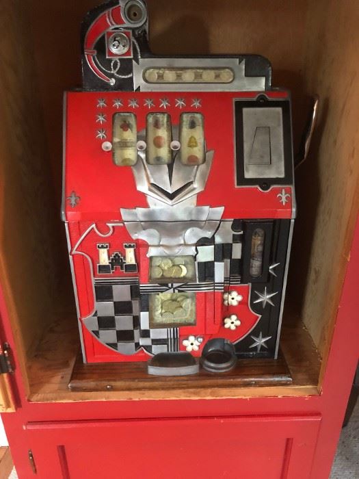 Early 1900's slot machine - 5 cent. Cabinet included if full price is paid.