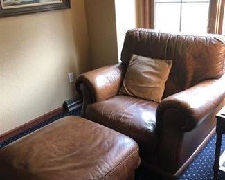 and matching chair and ottoman ! Picture above left NFS