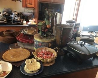 Tons of kitchen wares and small appliances!