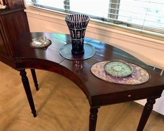 Half circle expandable table