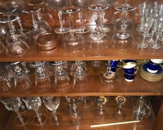 Lots of vintage glassware