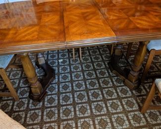 beautiful dining table with 2 leave (only one in in picture) and 6 nonmatching chairs