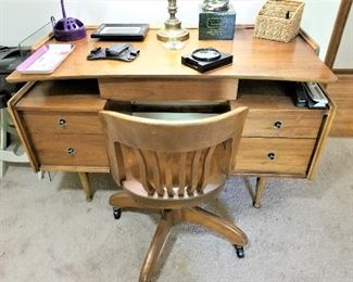 Hooker Mid Century Modern Desk