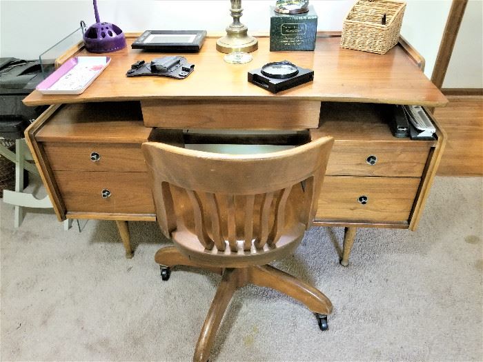 Hooker Mid Century Modern Desk