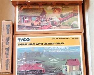 Tyco train pieces 