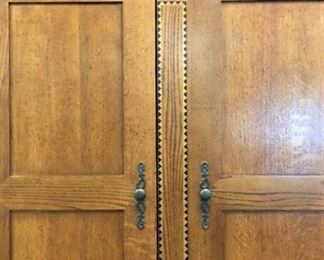 Detail Baker Cabinet