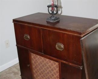 1940's Radio and turntable