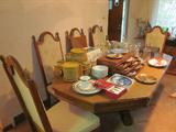 Six piece dining room set. Table has extra leaf. This set is a beauty!