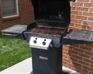 Ducane propane grill, great shape, needs a good grill cleaning & it's ready to go for football season! (with cover & instructions)