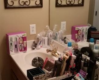 Wall decor, Clinique skincare set, skin buffing kit, electric toothbrush, makeup brushes - many NIB, personal care items, & drawer organizers