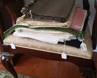 Tablecloths, placemats, runners