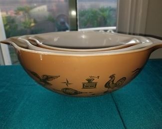 Vintage PYREX mixing bowls 