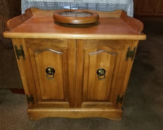 Solid wood end table 
EXCELLENT CONDITION 