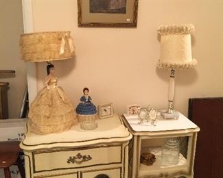 Two side tables, sweet lamps!