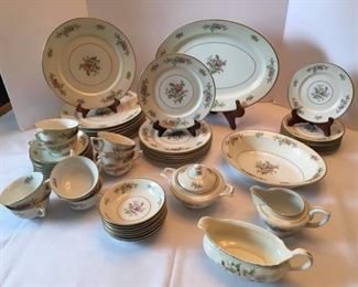 Formal China Table Setting for 8, Warwick Mesa Rose Pattern. Homer Laughlin Gravy Boat.
Lot Number: 6