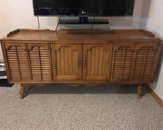  Nice Maple Cabinet - Vintage RCA Victor Victorcraft Console, 60" long x 18" d x 26.5"h
Lot Number: 29
