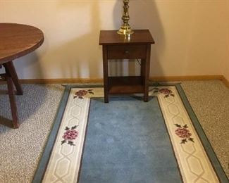 Nice Area Rug 50"x 70", End Table 19 x 16 x 25"h, and Brass Lamp.
