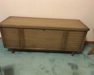 Mid Century Lane Cedar Lined Chest, 47" x 16.5"d x 20"h
Lot Number: 50
