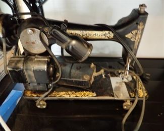 VINTAGE SEWING MACHINE