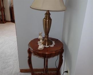 CARVED ROUND SIDE TABLE / BRASS LAMP