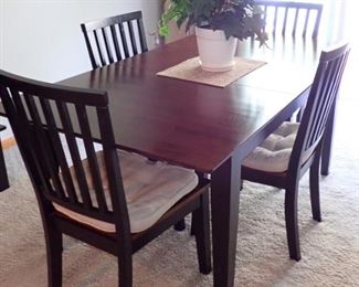  TABLE WITH 4-CHAIRS & LEAF