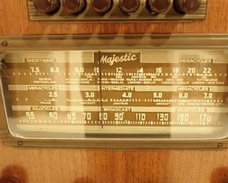 ANTIQUE FLOOR RADIO - MAJESTIC / SHORT WAVE / MEGACYCLES RADIO