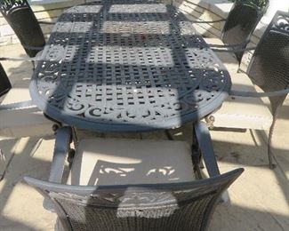 Oval Patio Table & 6 Chairs
Martha Stewart