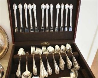 FLATWARE SET