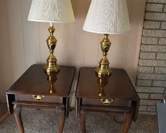 2 DROP LEAF ACCENT TABLE, 2 LAMPS