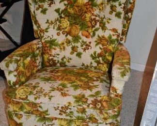 VINTAGE UPHOLSTERED CHAIR 