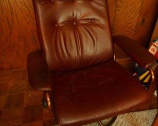 Mid Century Tufted Swivel Arm Chair, Ottoman bad shape
