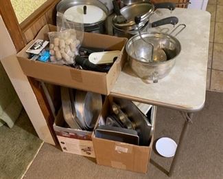 Assortment of kitchen items