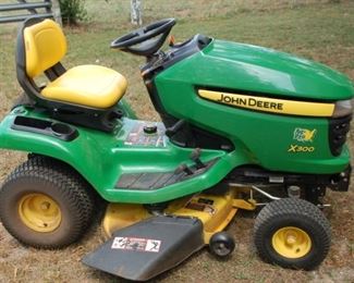 2012 John Deere X300 yard tractor - 222.7 hours