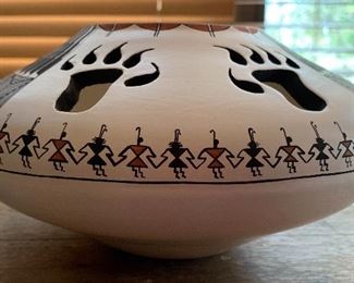 D Victorino Acoma Pottery Native American 	8.5in diameter	