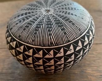 D Victorino Acoma Pottery Seed Pot Native American 	2.5 in diameter	