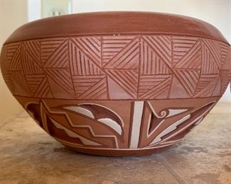 Rosita De Herrera San Juan Carved Pot Lg	8in diameter x 4in H	