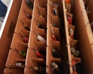 ABOUT 100 MUSKIE LURES.