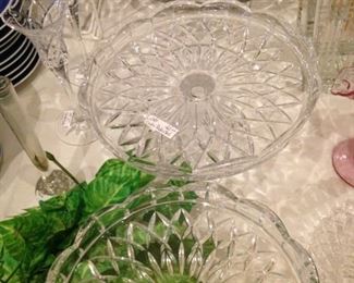 Various sizes of cake plates