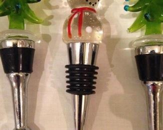 Holiday wine bottle stoppers