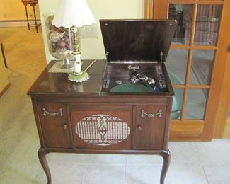 1920's Brusnswick York Phonograph in Excellent Condition.