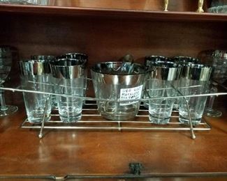 MCM silver trimmed ice bucket, 8 glasses & chrome metal caddy