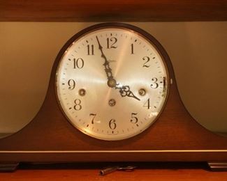Linden mantle clock