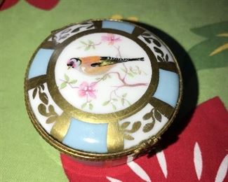 VINTAGE LIMOGES POWDER COMPACT