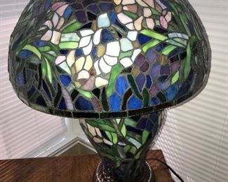 STAINED GLASS TABLE LAMP