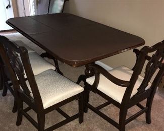 VINTAGE DINING ROOM TABLE AND 6 CHAIRS 