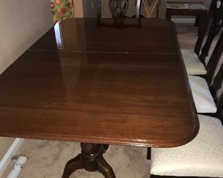 VINTAGE DINING ROOM TABLE AND 6 CHAIRS 